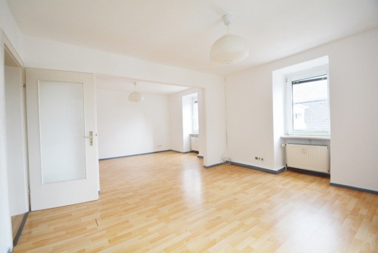 Wohnzimmer1 Neu-Isenburg - Neu-Isenburg Etagenwohnung VERMIETET! Gepflegte, helle Dachgeschosswohung in guter Citylage von Neu-Isenburg!